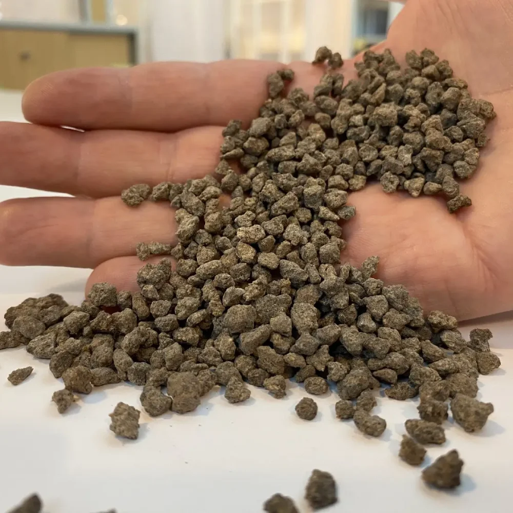 Hand visar gödselpellets.